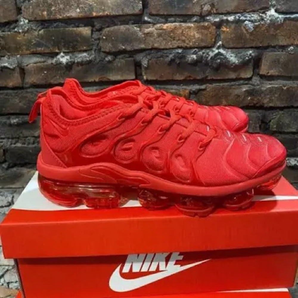 All red, triple red vapor air max Nike shoes 
Size 7.5 men